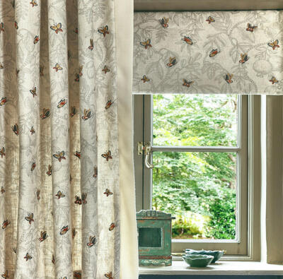 Overgordijn met delicate geborduurde vlinders